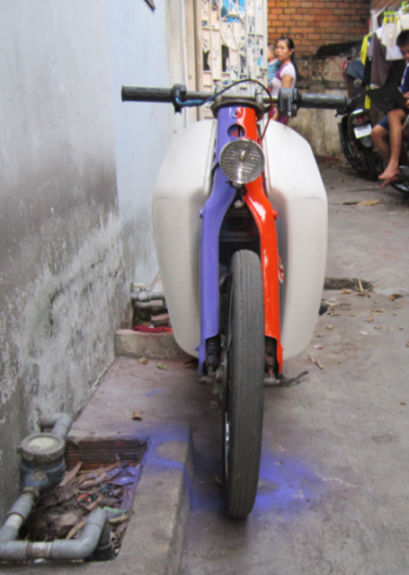 Honda Cub 81 độ Bobber 2 màu độc đáo