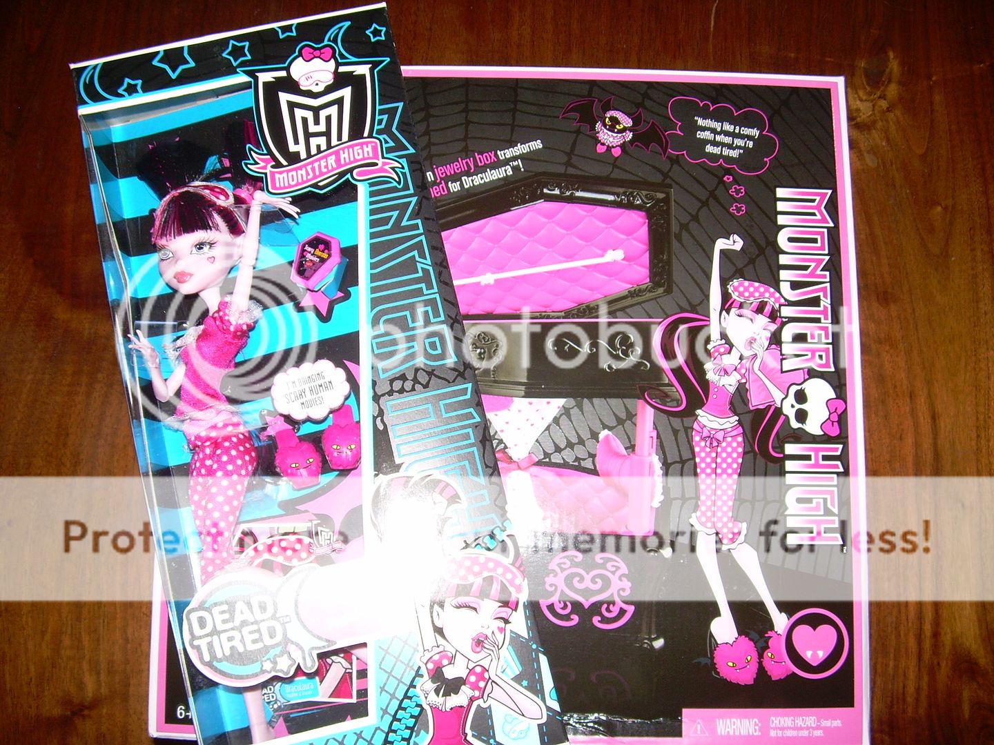MONSTER HIGH Dead Tired DRACULAURA Doll & COFFIN BED  