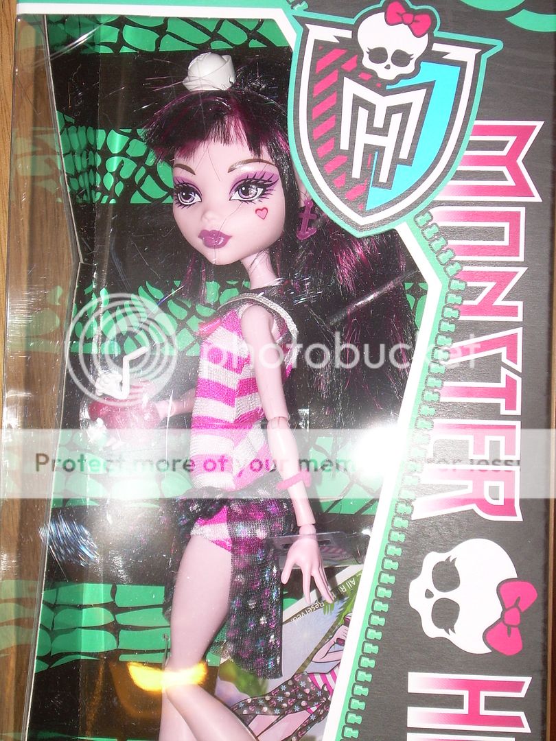 MONSTER HIGH 2011 Mattel SKULL SHORES Sea DRACULAURA Doll NIB HARD TO 